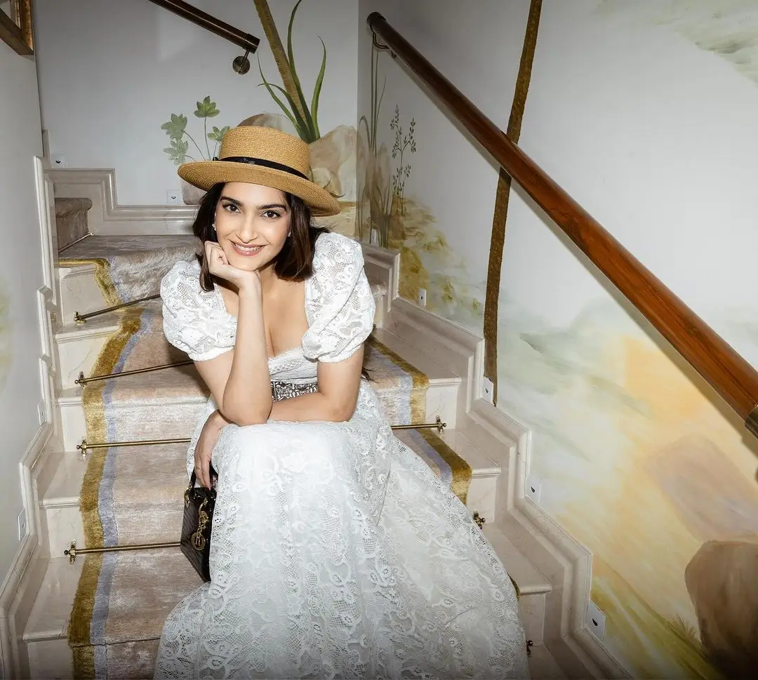 BOLLYWOOD ACTRESS SONAM KAPOOR PHOTOSHOOT IN LONG WHITE GOWN 15